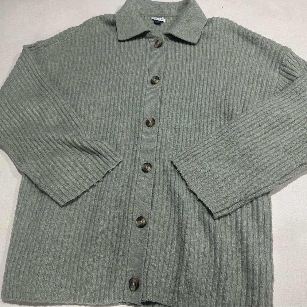 American Eagle Outfitters Ribbed button down sweater in Sage Green